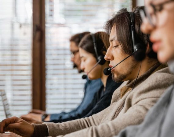 Can AI Customer Service Really Replace Humans? Essential Business Strategies and Hybrid Approaches for SMEs